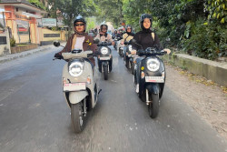 Lady Bikers Scoopy Berbagi Sembako Saat Ngabuburit