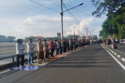 Jemaah Salat Id di Masjid Gedhe Meluber hingga Sekitar Alun-Alun