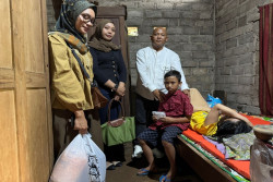 Kadin Gunungkidul Turun Tangan Bantu Bocah Rawat Orang Tua Sakit