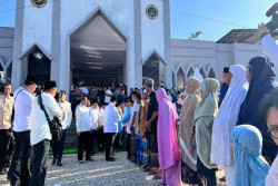 Usai Salat Id, Prabowo Bagi Sembako ke Warga Aceh Tamiang