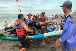 Dua Perahu Kandas Beruntun di Pantai Depok Bantul Empat Selamat