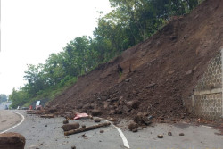 Tebing Tanjakan Clongop Longsor Lagi, Akses Gunungkidul-Klaten Putus