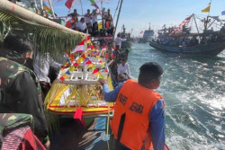 Seribuan Perahu Padati Laut Jepara Rebutan Sesaji Lomban