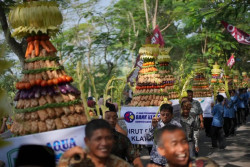 Ribuan Warga Padati Grebeg Syawal 2026 di Bukit Sidoguro Klaten