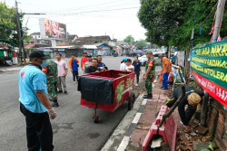 Sinergi Lintas Sektor Gedongtengen Bersihkan Jalan Letjen Suprapto