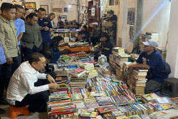 Fadli Zon Borong Buku dan Koran Lawas di Pasar Kangen Syawalan Jogja
