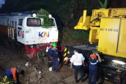 Longsor Tutup Rel Bikin KA Ciremai Anjlok di Bandung