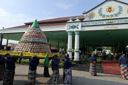 Ribuan Pamong Kirab Hasil Bumi Rayakan 80 Tahun Sultan HB X