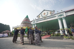 16 Ribu Nasi Angkringan Gratis Meriahkan HUT Sri Sultan di Malioboro