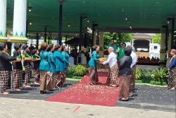 Ultah ke-80, Sultan HB X Serahkan Hasil Bumi untuk Dibagikan ke Warga