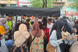 HUT ke-80 Sultan HB X, 16 Ribu Nasi Angkringan Ludes di Malioboro