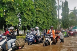 Hujan Lebat Picu Banjir di Jakbar, 12 RT dan 4 Jalan Tergenang