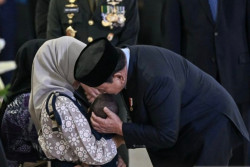 Momen Haru di Bandara Saat Presiden Tenangkan Keluarga Prajurit