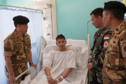 Prajurit TNI Terluka di Lebanon Dibesuk Langsung Komandan