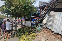 Mobil Boks Tabrak Bus Sumber Selamat di Jalan Nganjuk-Madiun, 1 Tewas