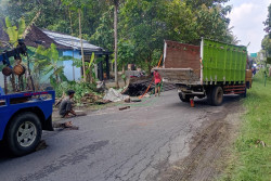 Kronologi Truk Gagal Nanjak Lalu Terguling di Goa Selarong Bantul