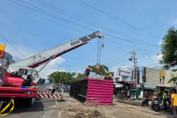 Truk Terguling Tutup Dua Jalur di Turunan Silayur Semarang