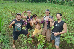 Anak Punk di Jogja Turun ke Sawah, Bertani untuk Pasok Dapur MBG