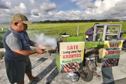 Kisah Serka Sarijo, Anggota TNI Jualan Sate Kronyos di Kabanaran
