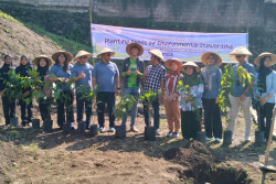 Gowes 20.000 Km Suarakan Save Soil, Aktivis Jerman Tanam Pohon di GDA