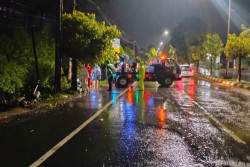 Mobil Terjun ke Ceruk Enam Meter di Kalasan Sleman Saat Hujan