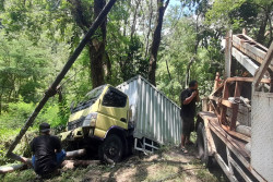 Truk Boks Muatan Empat Ton Terperosok di Jalur Gelap Dlingo Bantul