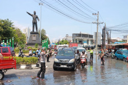 Banjir Sukoharjo: Jalan Ir Soekarno Tergenang, Grogol Contraflow