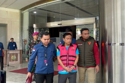Baru Dilantik, Ketua Ombudsman Digiring ke Mobil Tahanan
