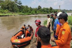 Terseret Kenaikan Debit Air, Lima Warga Terjebak di Kali Progo