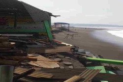 Gelombang Pasang Hantam Pantai Depok, Bantul, Warung Rusak Parah