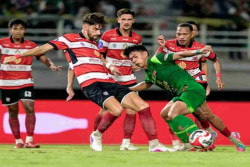 Persebaya Tumbang di GBT, Madura United Menang 2-1