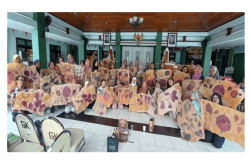 Di Jogja, Sampah Kertas Semen Disulap Jadi Produk Ecoprint Bernilai