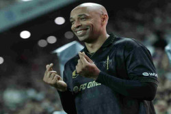 Roy Jones Jr Tantang Legenda Arsenal Thierry Henry Adu Jotos