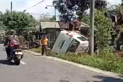 Tabrakan Motor vs Mobil Boks di Ngawi, 1 Korban Tewas