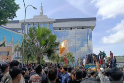 Demo Ricuh di Kantor Gubernur Kaltim Dibubarkan, Massa Lempar Batu
