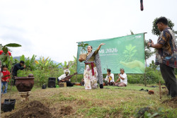Tanam 100 Pohon Gayam, InJourney Hijaukan Sungai Sileng di Borobudur