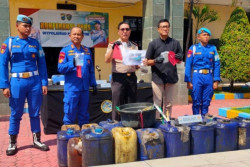 Polisi Bongkar Solar Subsidi Ilegal di Tanjung Perak