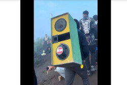 Pendaki Bawa Horeg Raksasa ke Puncak Gunung Andong Viral Medsos