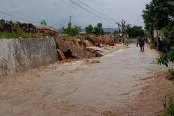 Tanggul Sungai Plumbon Jebol, Banjir Rendam Mangkang Kulon Semarang