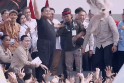 Peringatan Hari Buruh, Prabowo Lemparkan Baju Safari ke Pengunjung