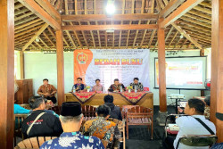 DPAD DIY: Warga Godean Diajak Sukses Beternak  Ayam lewat Bedah Buku