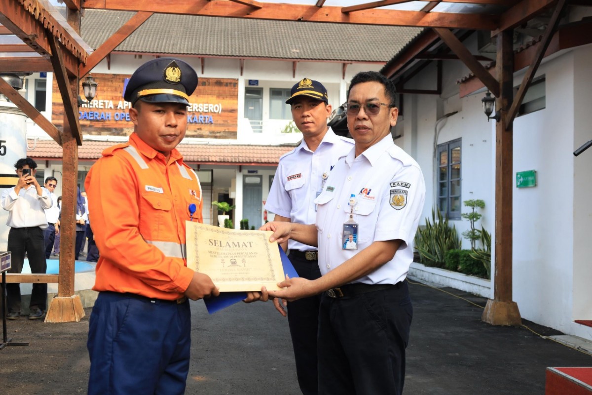 Kibarkan Bendera Merah, Petugas KAI Cegah Kecelakaan Mobil vs Kereta