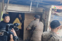 Tangis Warga Warnai Penggusuran Kolong Jembatan di Semarang