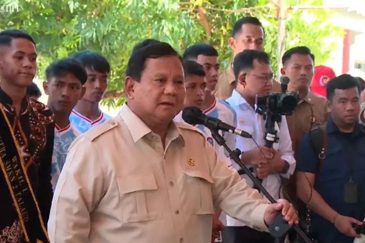Prabowo Kunjungi Miangas, Janji Benahi Bandara hingga Renovasi Sekolah