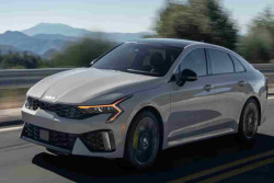 Kia K5 Terbaru Siap Lawan Camry Hybrid dengan Teknologi EV