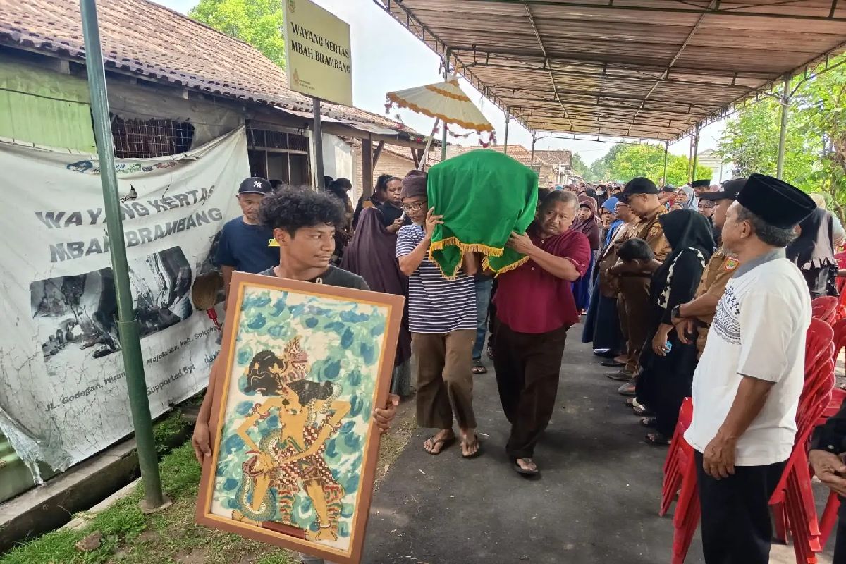 Duka Budaya! Pelestari Wayang Kertas Legendaris Mbah Brambang Wafat