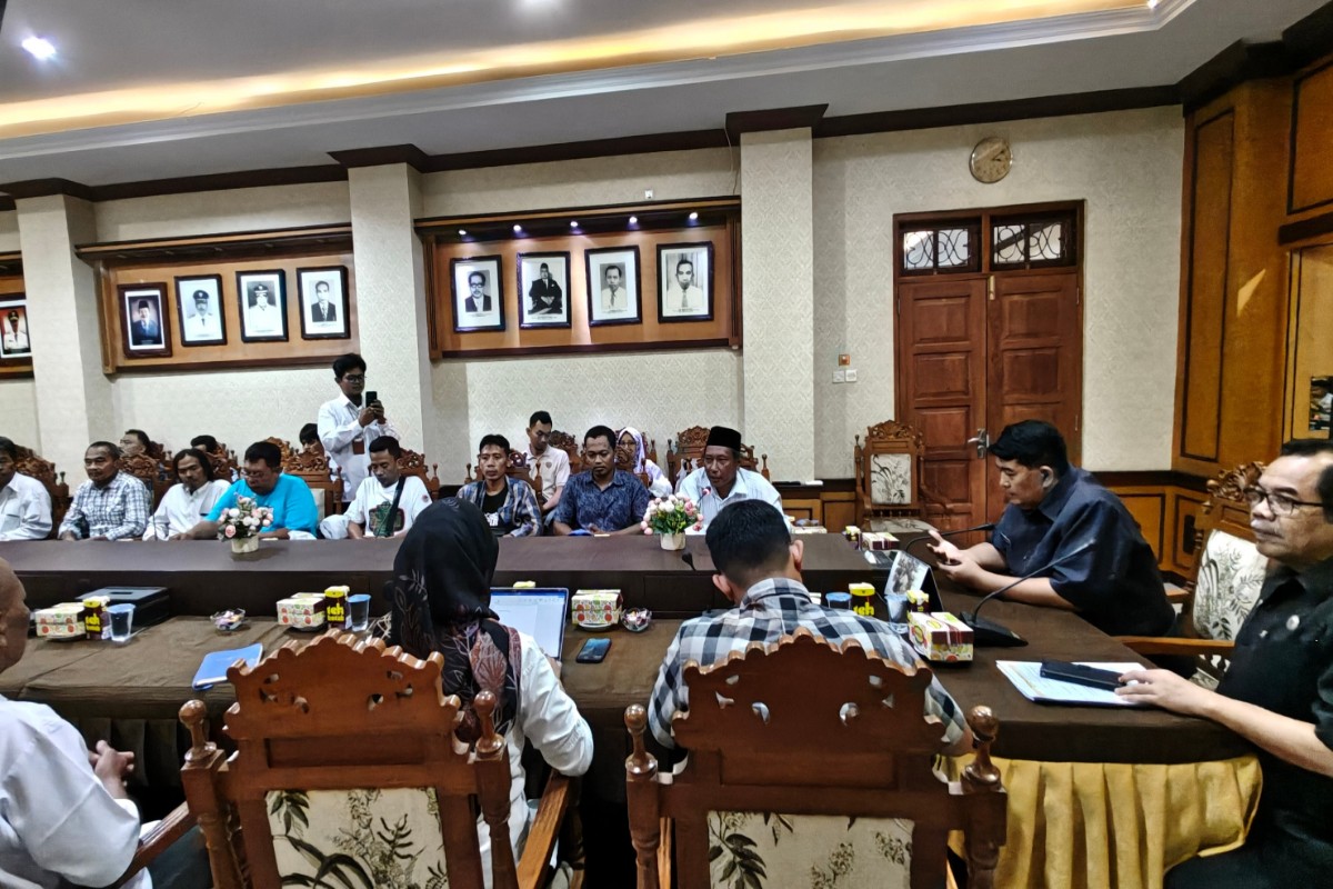 Warga Garongan Datangi Kantor Bupati, Desak Lurah Dinonaktifkan