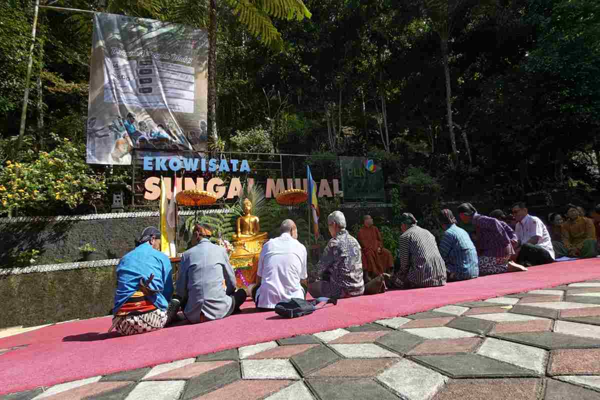 Umat Buddha Gelar Ritual Waisak di Sungai Mudal Kulonprogo
