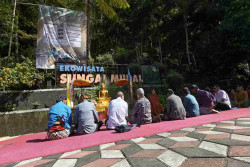Umat Buddha Gelar Ritual Waisak di Sungai Mudal Kulonprogo