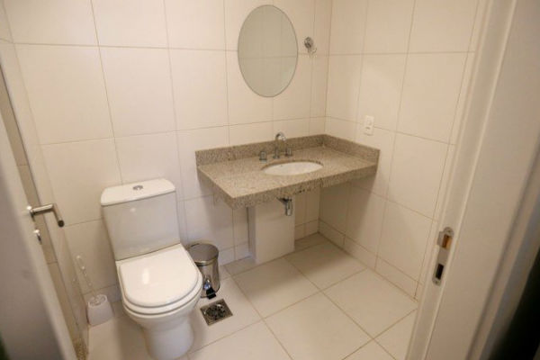 Sering Main HP di Toilet? Hati-hati, Risiko Wasir Mengintai